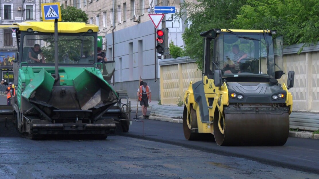 Асфальт, техніка, результат: ремонт дорожньої артерії у центрі Харкова