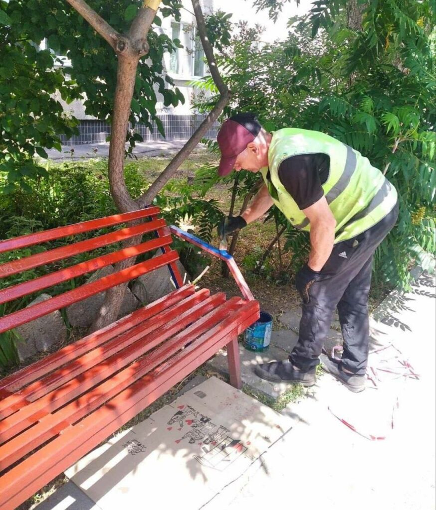 У Харкові комунальники наводять лад на прибудинкових територіях (фото)