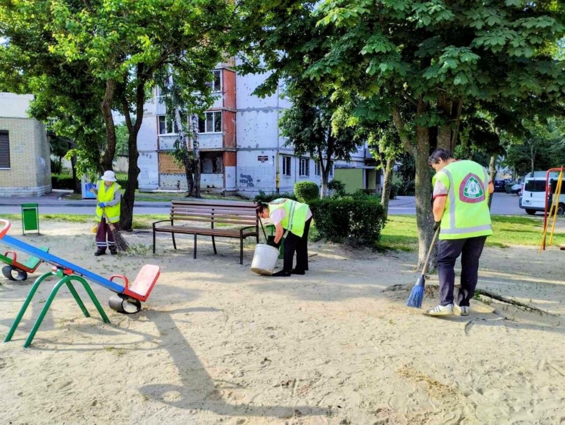 У Харкові комунальники наводять лад на прибудинкових територіях (фото)