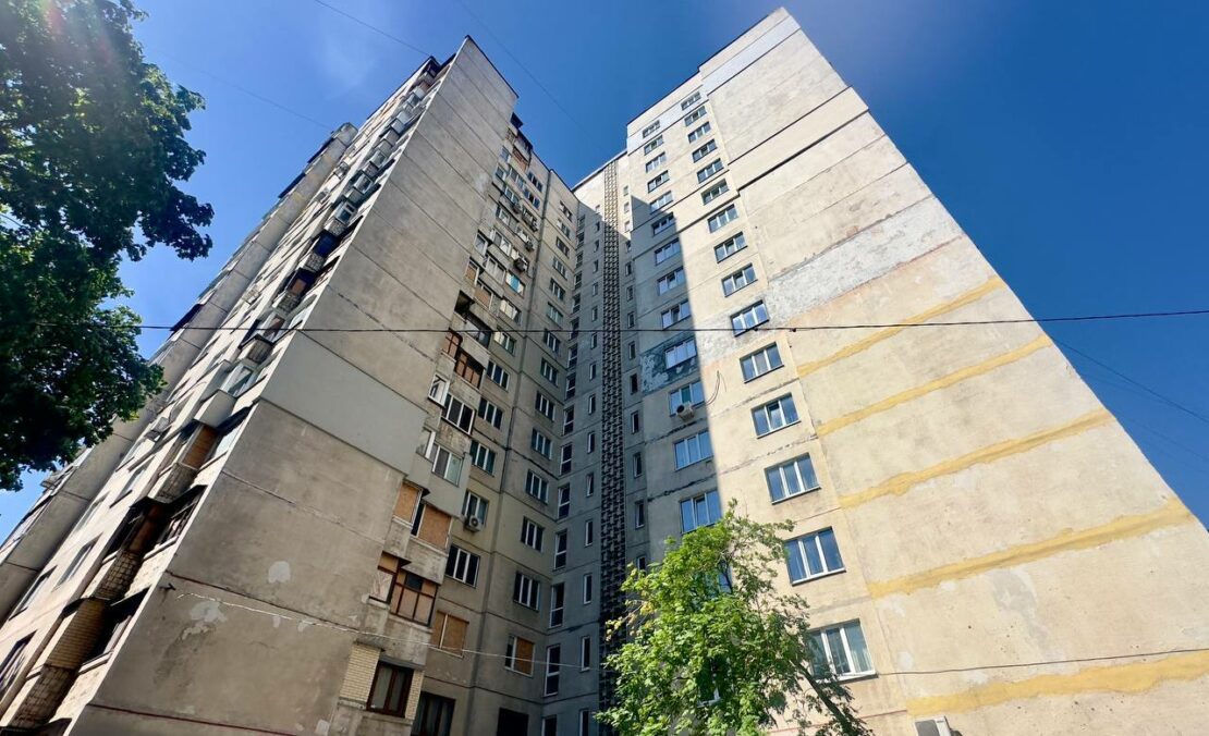 У Харкові відновлюють багатоповерхівку, пошкоджену обстрілами