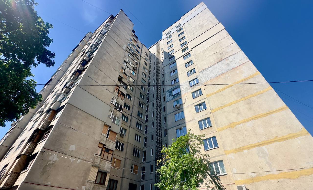 У Харкові відновлюють багатоповерхівку, пошкоджену обстрілами