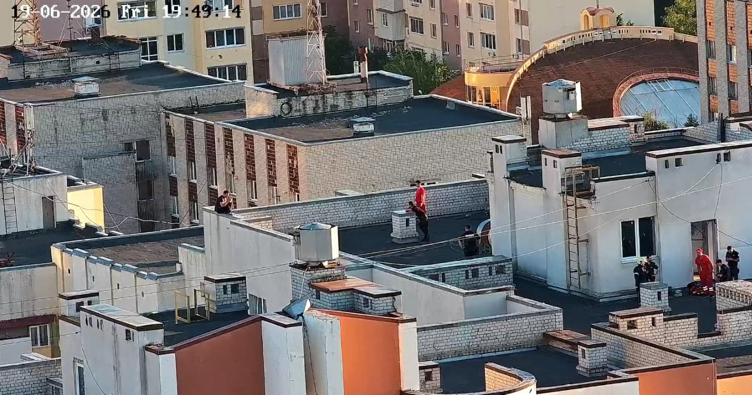У Харкові врятували чоловіка з даху багатоповерхівки