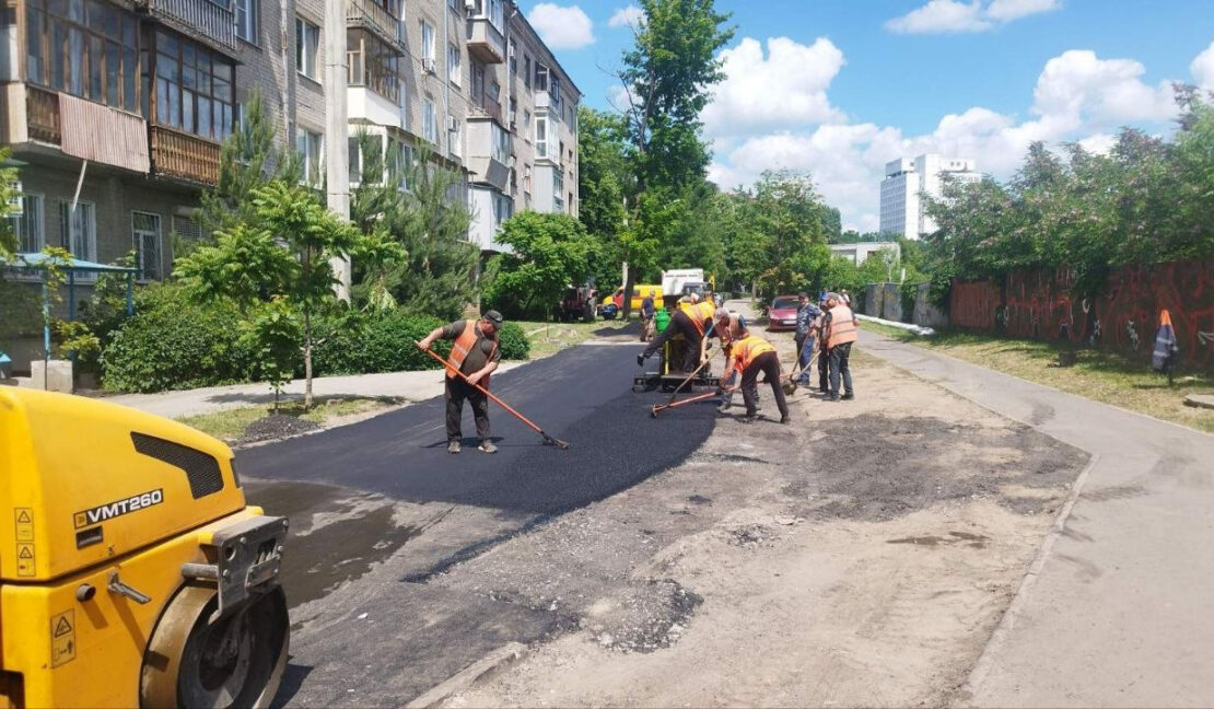 Комунальники наводять лад на дорогах Харкова