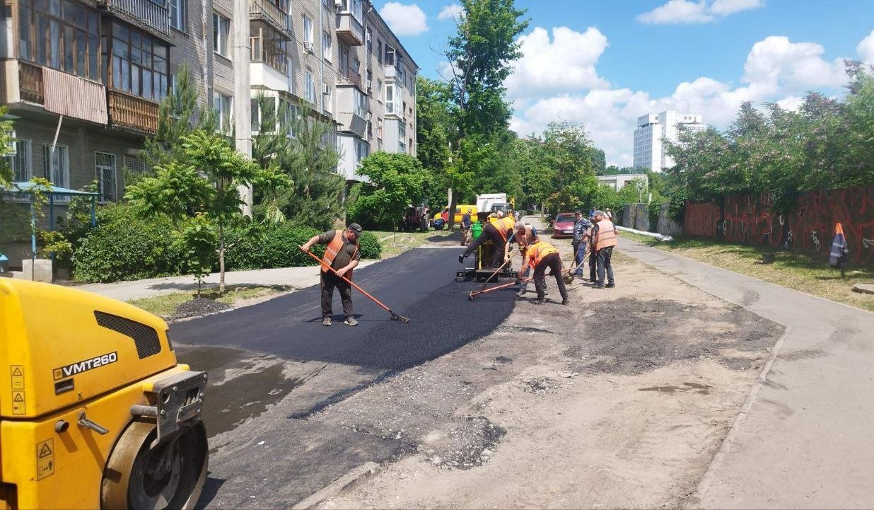 Комунальники наводять лад на дорогах Харкова