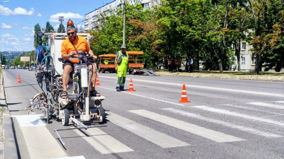 У Харкові оновлюють дорожню розмітку (фото)