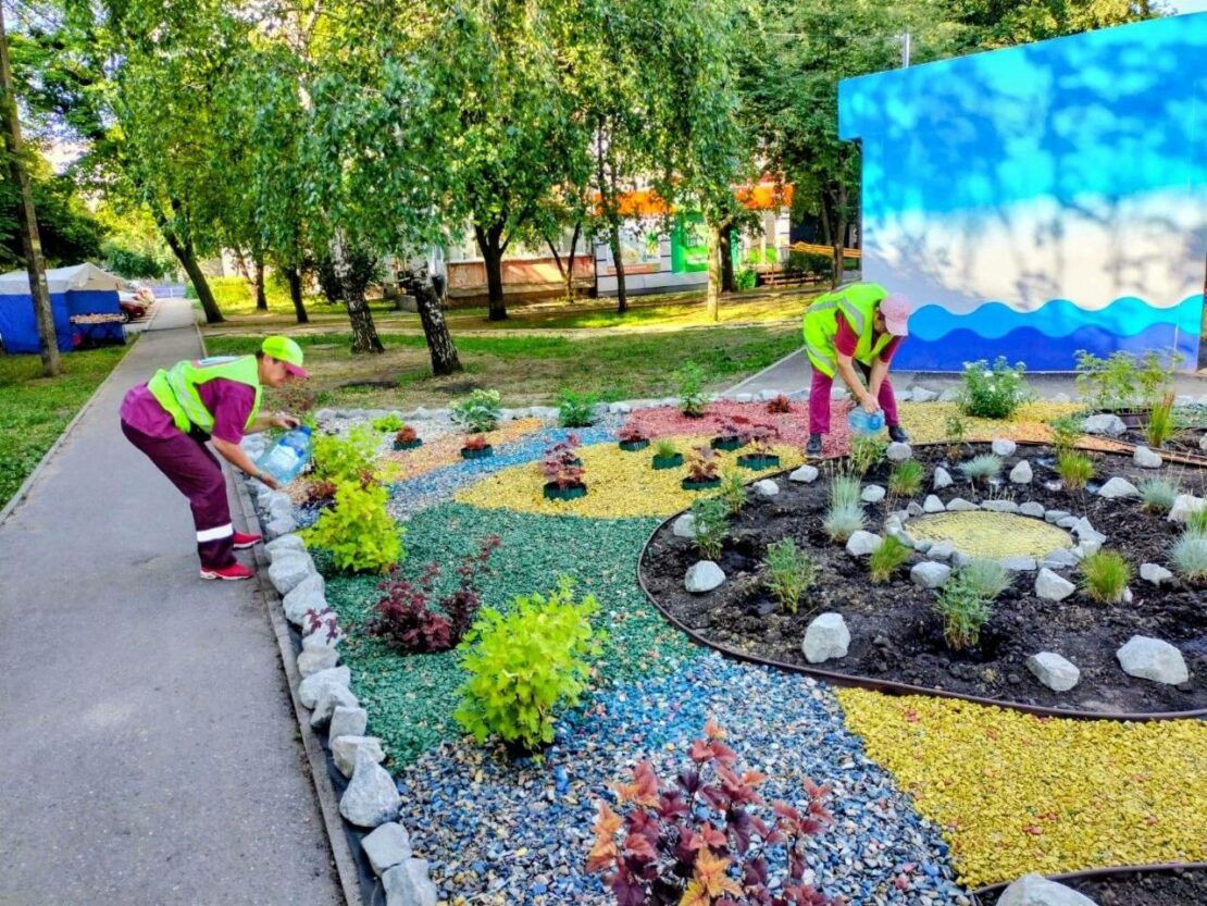 У Харкові комунальники наводять лад на прибудинкових територіях (фото)