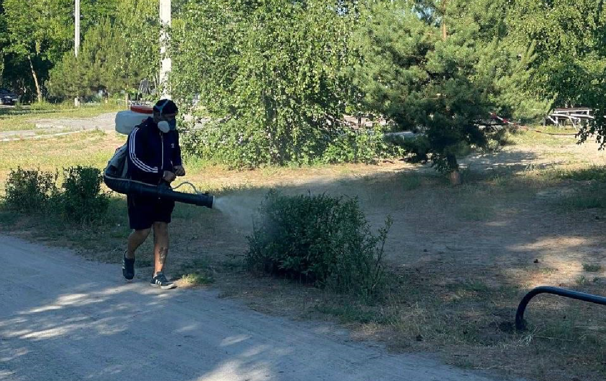 У Харкові триває обробка зелених зон від кліщів