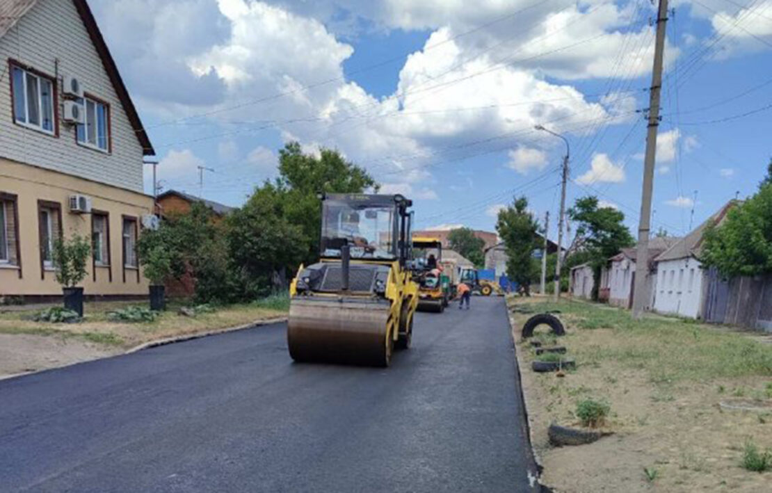 Харківські комунальники відновлюють дорожнє покриття