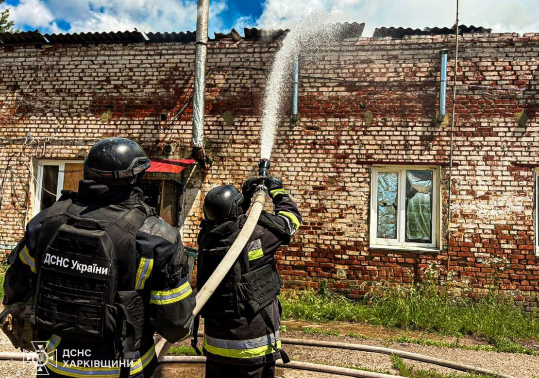 Удар по селищу Великий Бурлук на Харківщині: сталася пожежа
