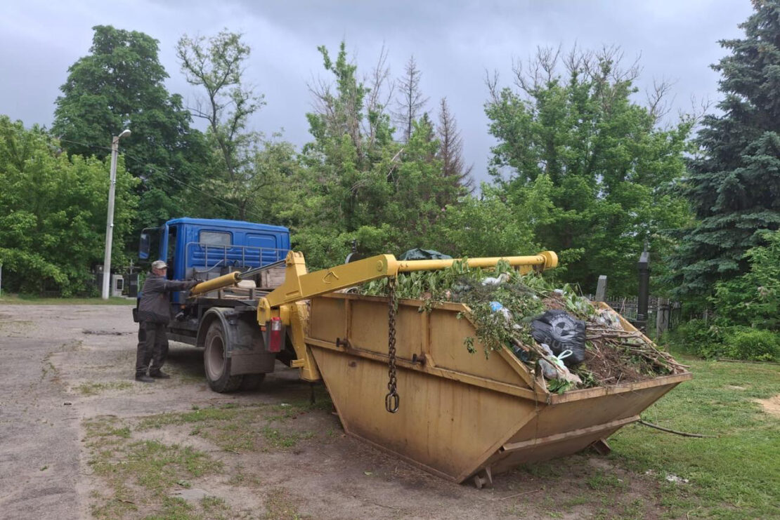 З кладовищ Харкова вивезли 190 кубометрів сміття