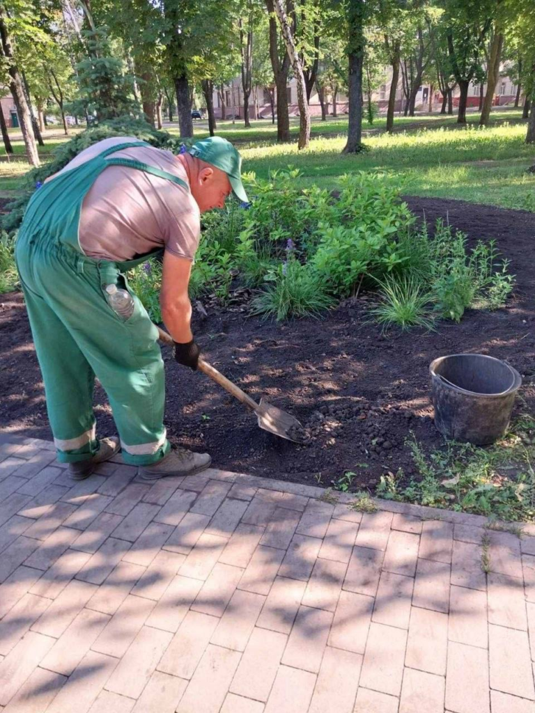 У Харкові комунальники упорядковують зони відпочинку (фото)