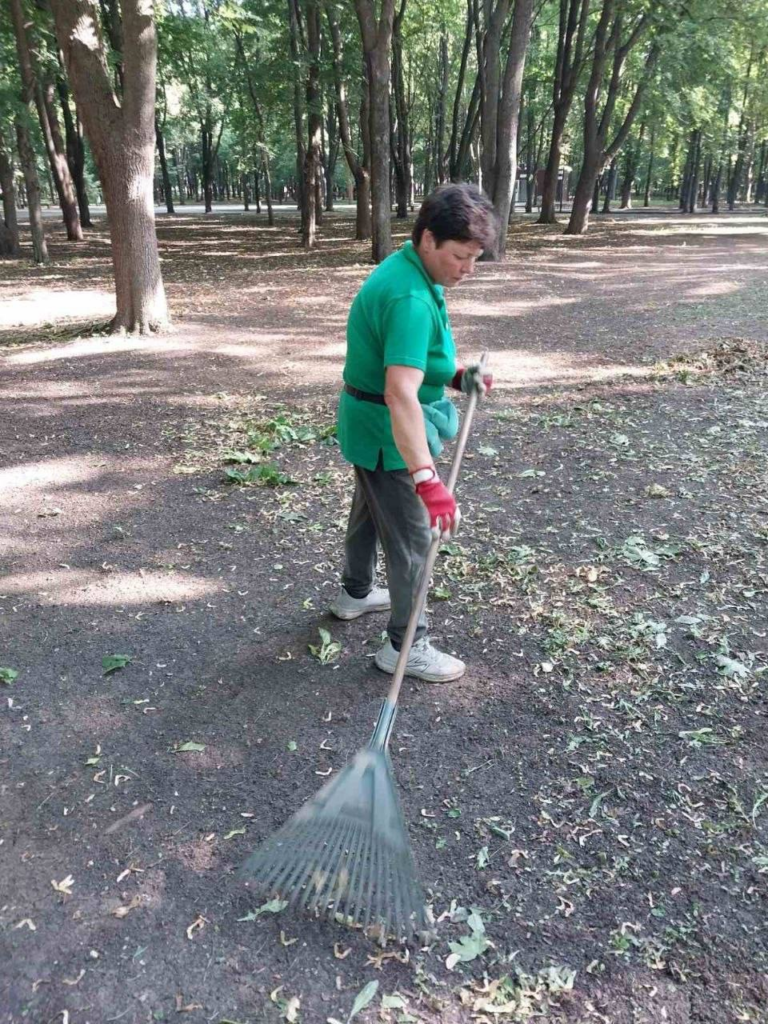 У Харкові комунальники упорядковують зони відпочинку (фото)