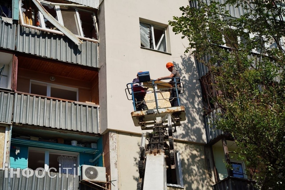 У Харкові продовжують усувати наслідки ворожих атак