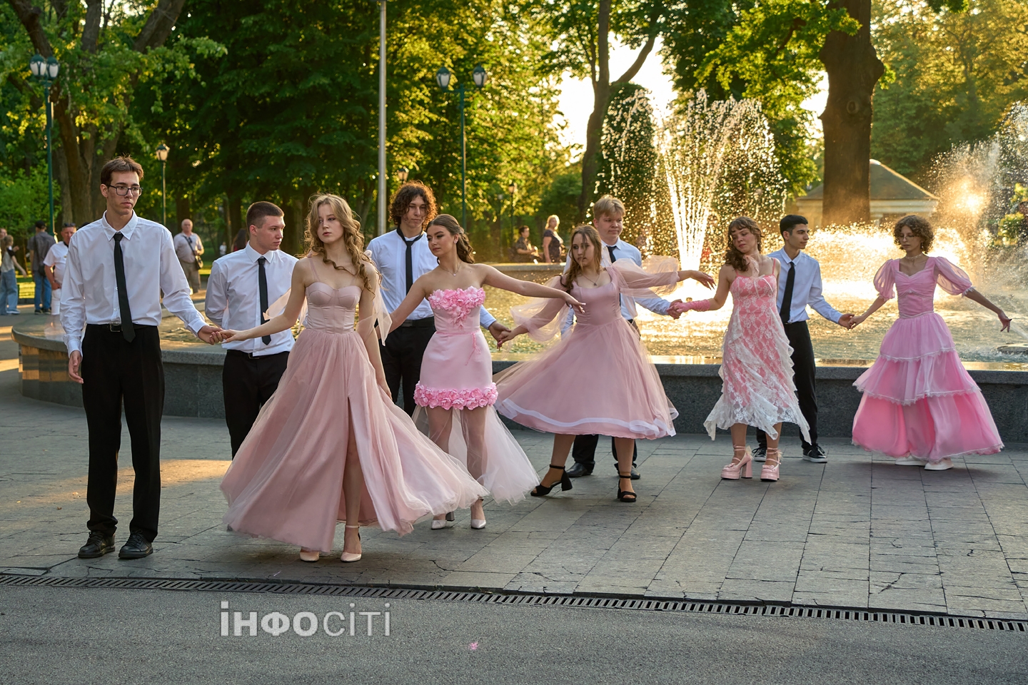 У центрі Харкова випускники танцювали вальс (фото)