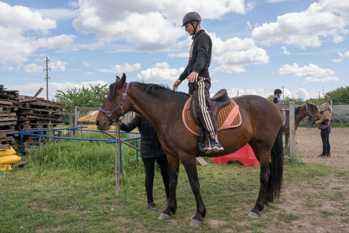 На Харківщині запровадили іпотерапію для військових (фото)