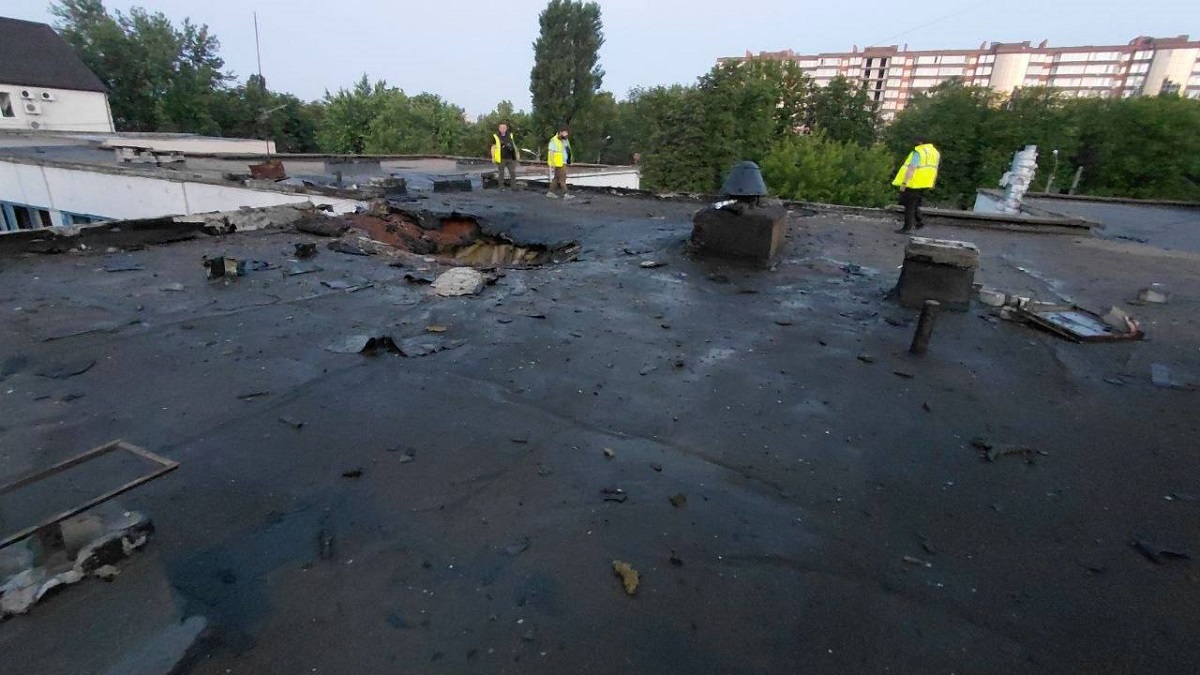 Комунальні служби ліквідують наслідки нічного обстрілу Харкова (фото)