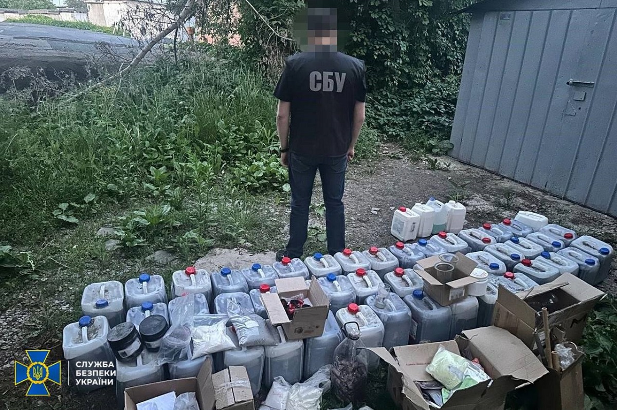В центрі Харкова викрили підпільний цех з виготовлення вибухівки (фото)