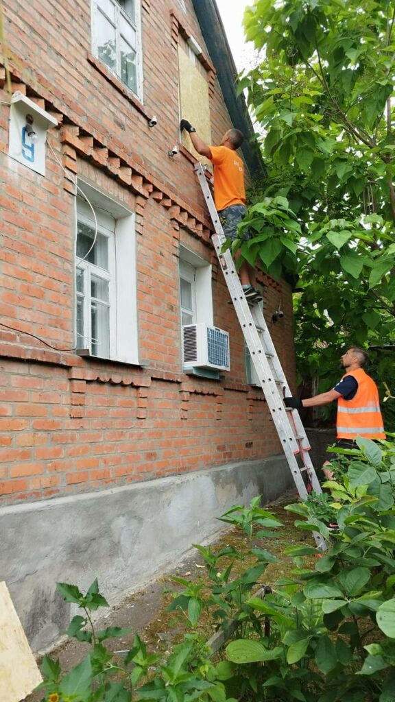 У Холодногірському районі ліквідують наслідки нічного авіаудару (фото)