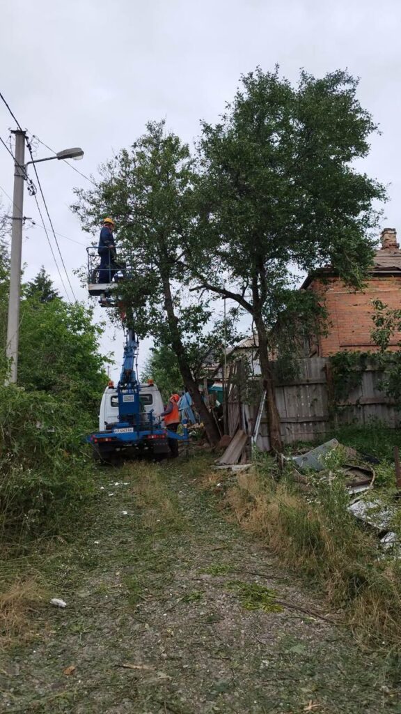 У Холодногірському районі ліквідують наслідки нічного авіаудару (фото)