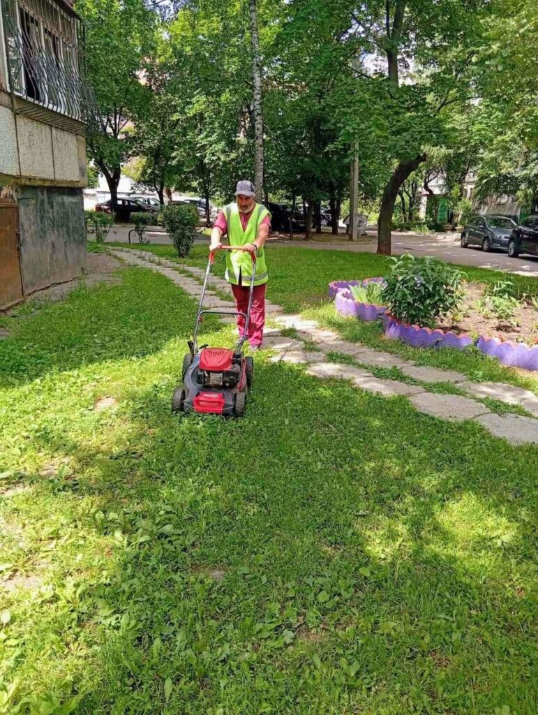 Комунальники у Харкові упорядковують двори та зелені зони (фото)