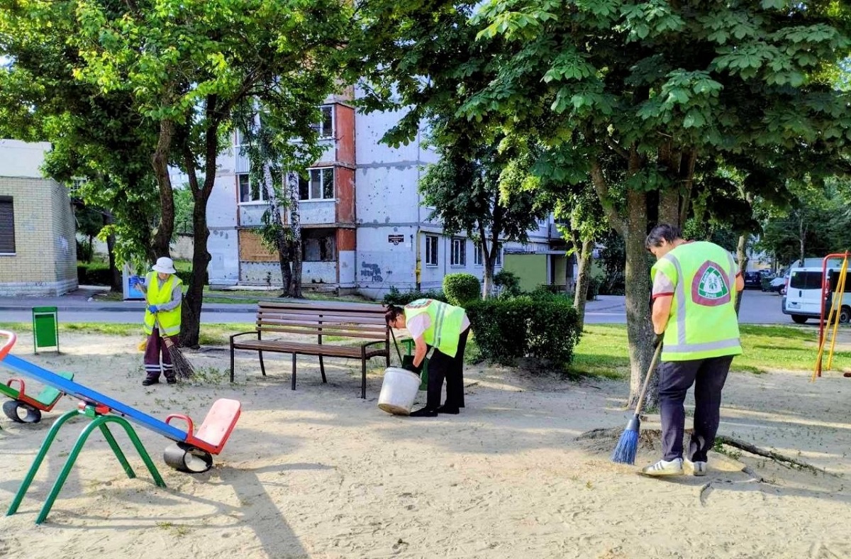 Комунальники у Харкові упорядковують двори та зелені зони (фото)