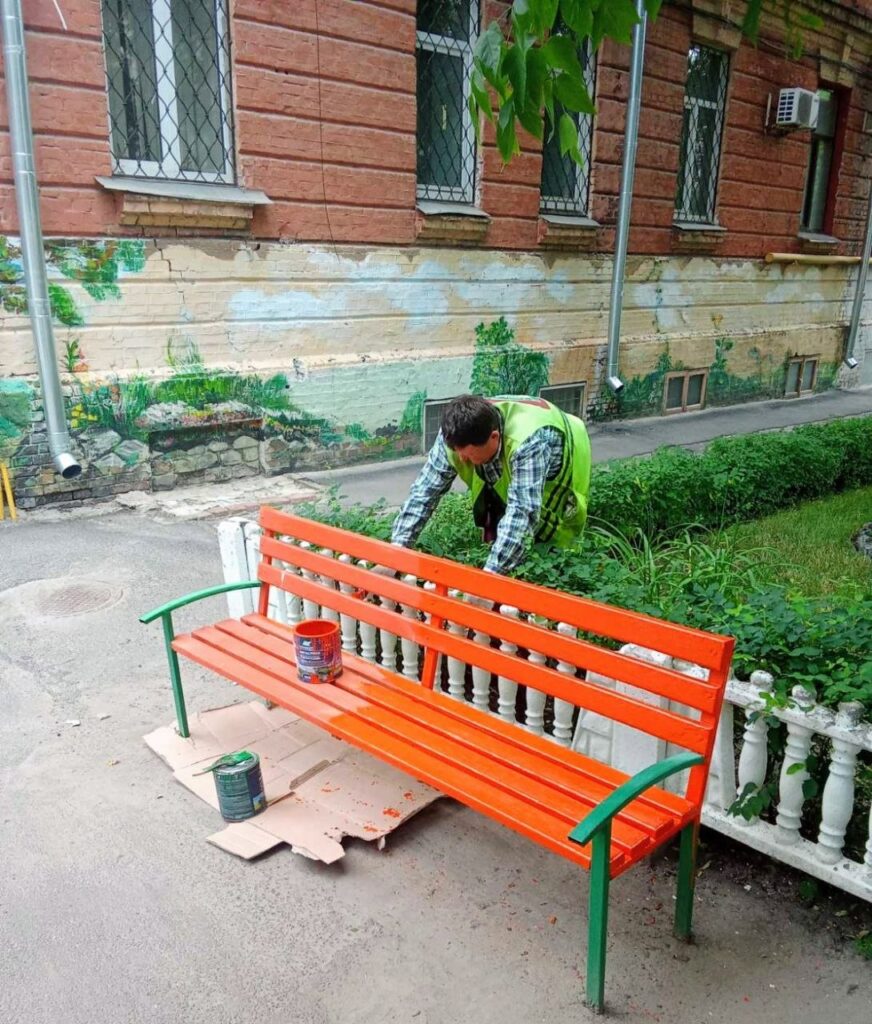 Комунальники у Харкові упорядковують двори та зелені зони (фото)