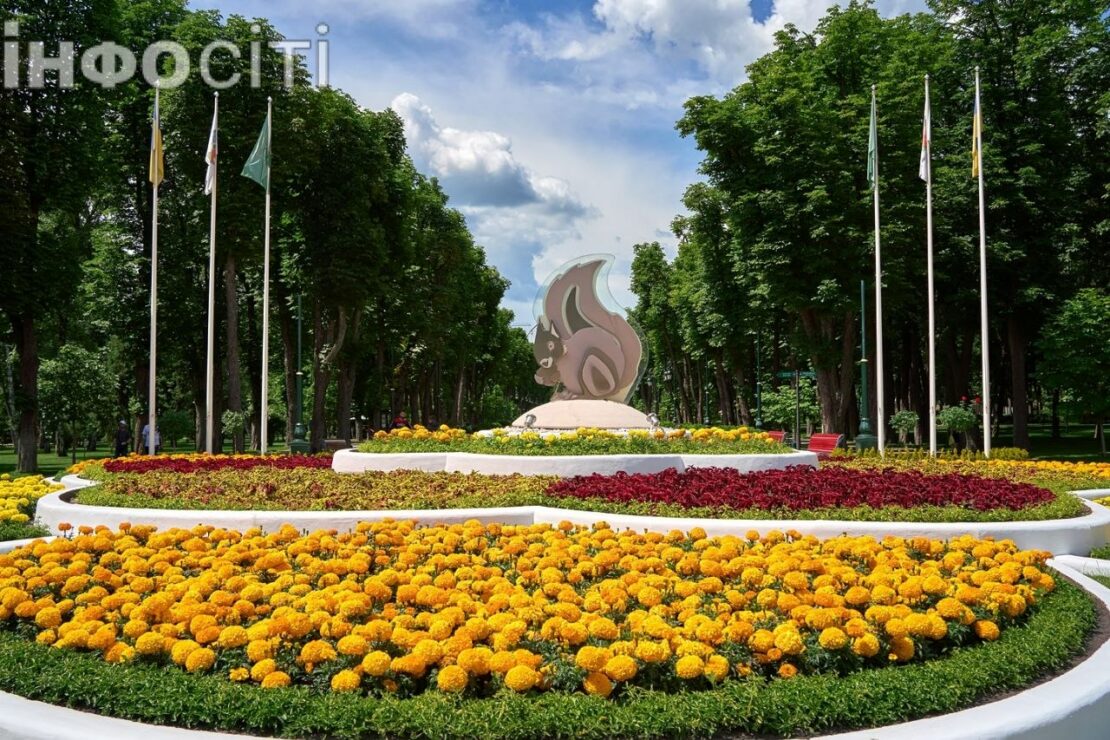 У червні Центральний парк зустрічає гостей розкішними трояндами (фото)
