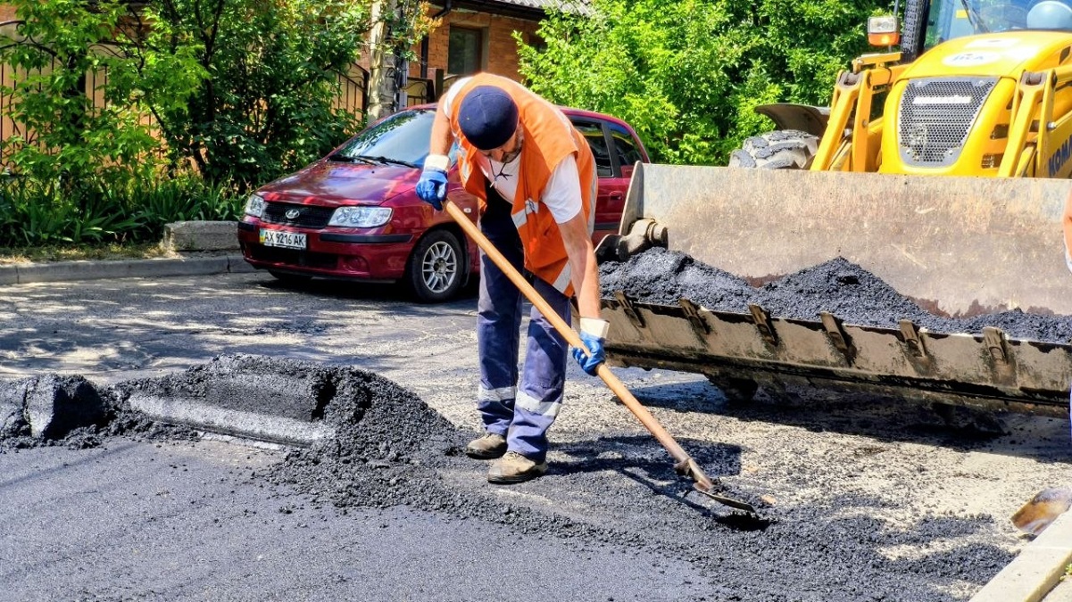 Комунальники прозвітували про поточний ремонт доріг у Харкові (фото)