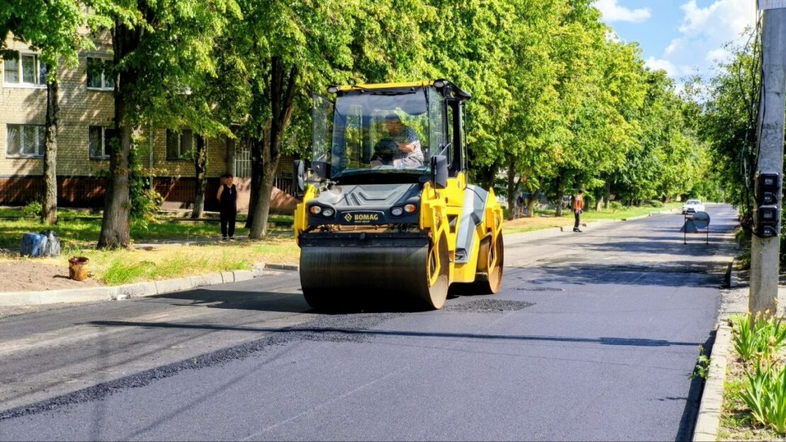 Комунальники прозвітували про поточний ремонт доріг у Харкові (фото)