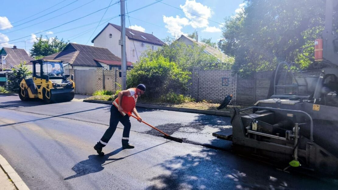 Комунальники прозвітували про поточний ремонт доріг у Харкові (фото)