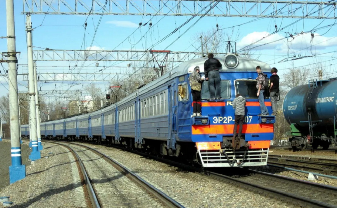 Укрзалізниця попереджає про небезпеку зачепінгу