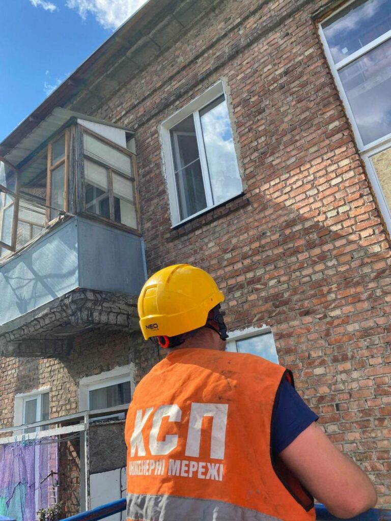 У Харкові закрили понад 120 вікон після обстрілів (фото)