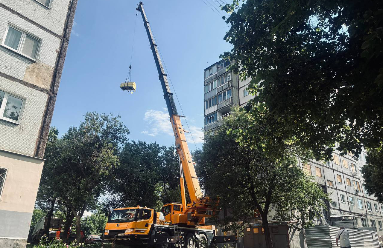 На Салтівці відновлюють пошкоджену багатоповерхівку