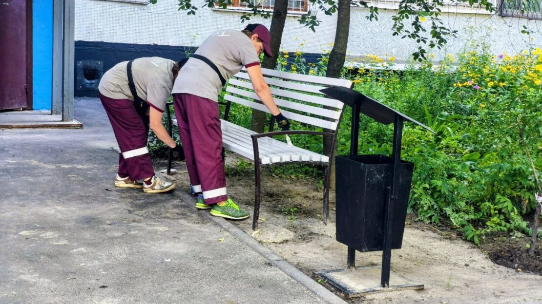 Харківські комунальники наводять лад у дворах (фото)