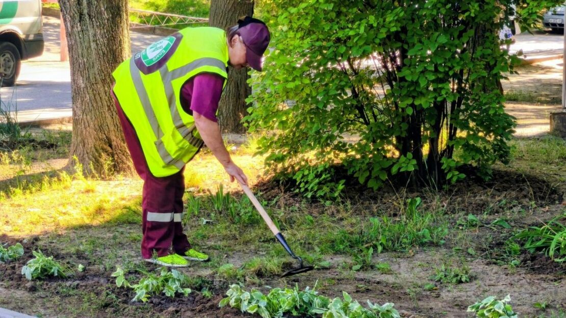 Харківські комунальники наводять лад у дворах (фото)