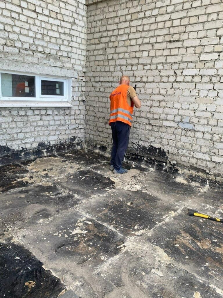 Харківські комунальники ремонтують житловий фонд (фото)