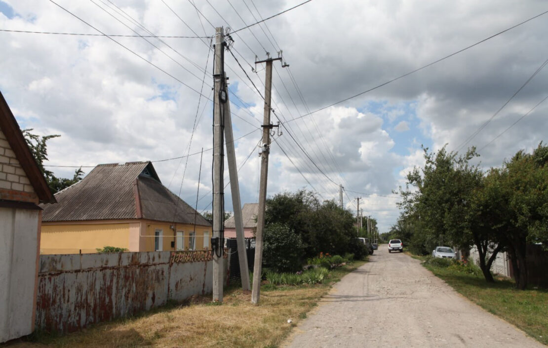 У селищі Манченки на Харківщині реконструюють електромережі