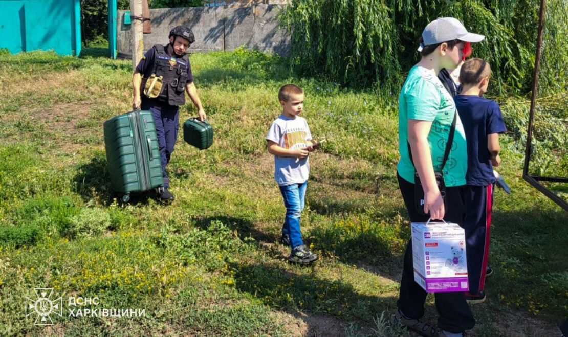 З прифронтової Харківщини евакуювали матір з дітьми (фото)