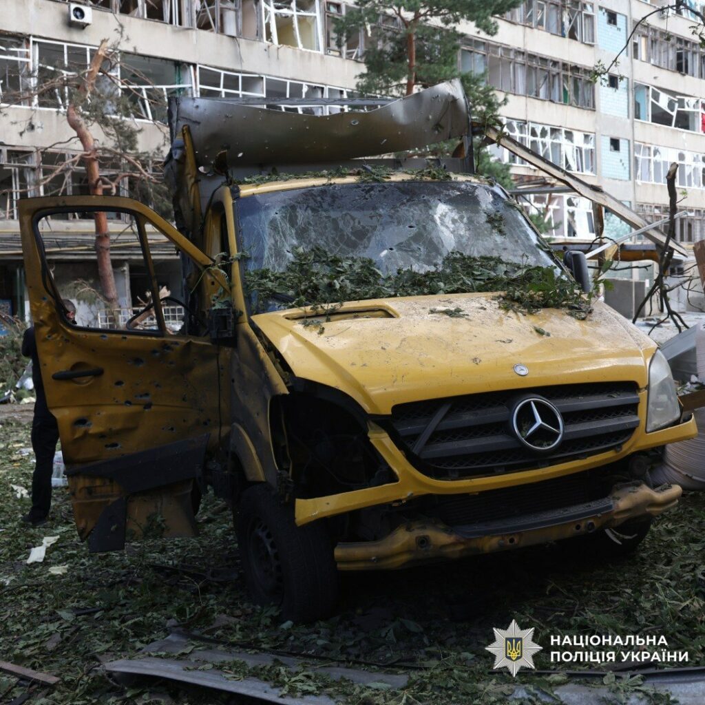 Внаслідок авіаудару в Харкові постраждали восьмеро людей (фото)