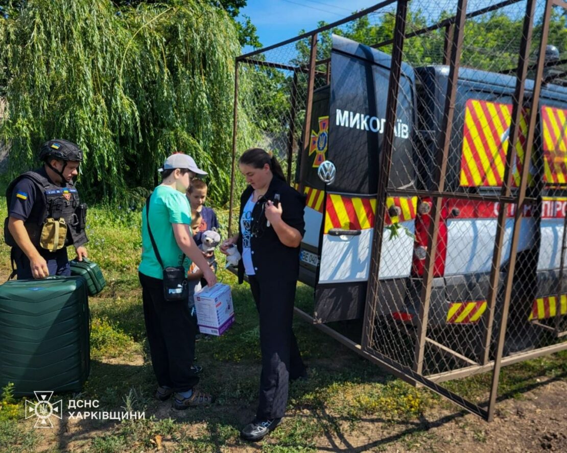 З прифронтової Харківщини евакуювали матір з дітьми (фото)