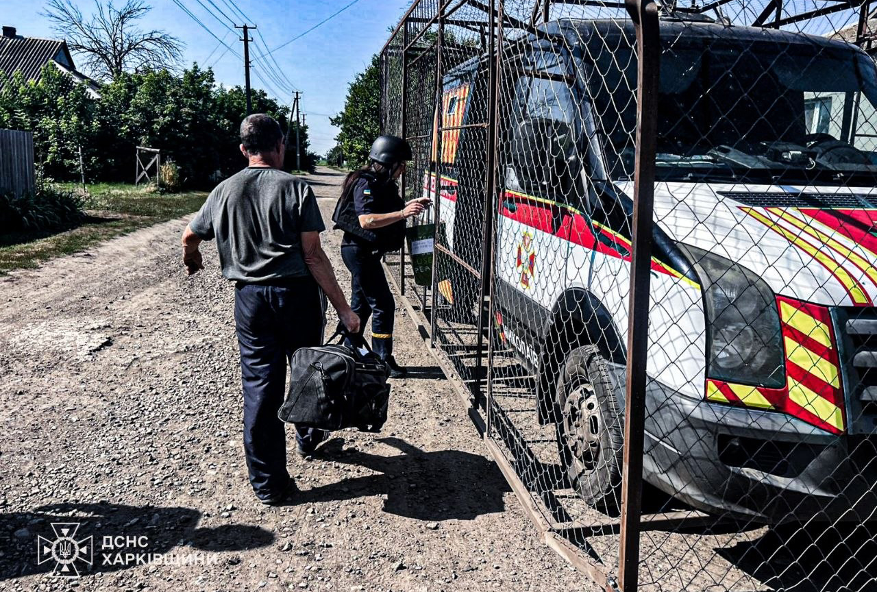 З прифронтової Харківщини евакуювали жінку з тваринами