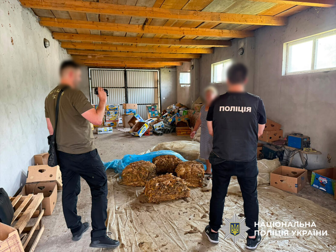 На Харківщині викрили сімейний «бізнес» з продажу контрафактних цигарок (фото)
