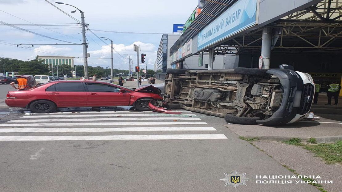 Аварія на Героїв Харкова: постраждали двоє медиків