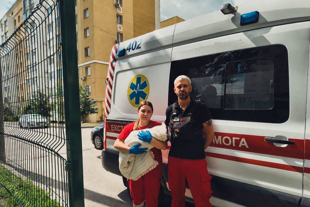 У Харкові медики екстренки допомогли з'явитися на світ немовляти
