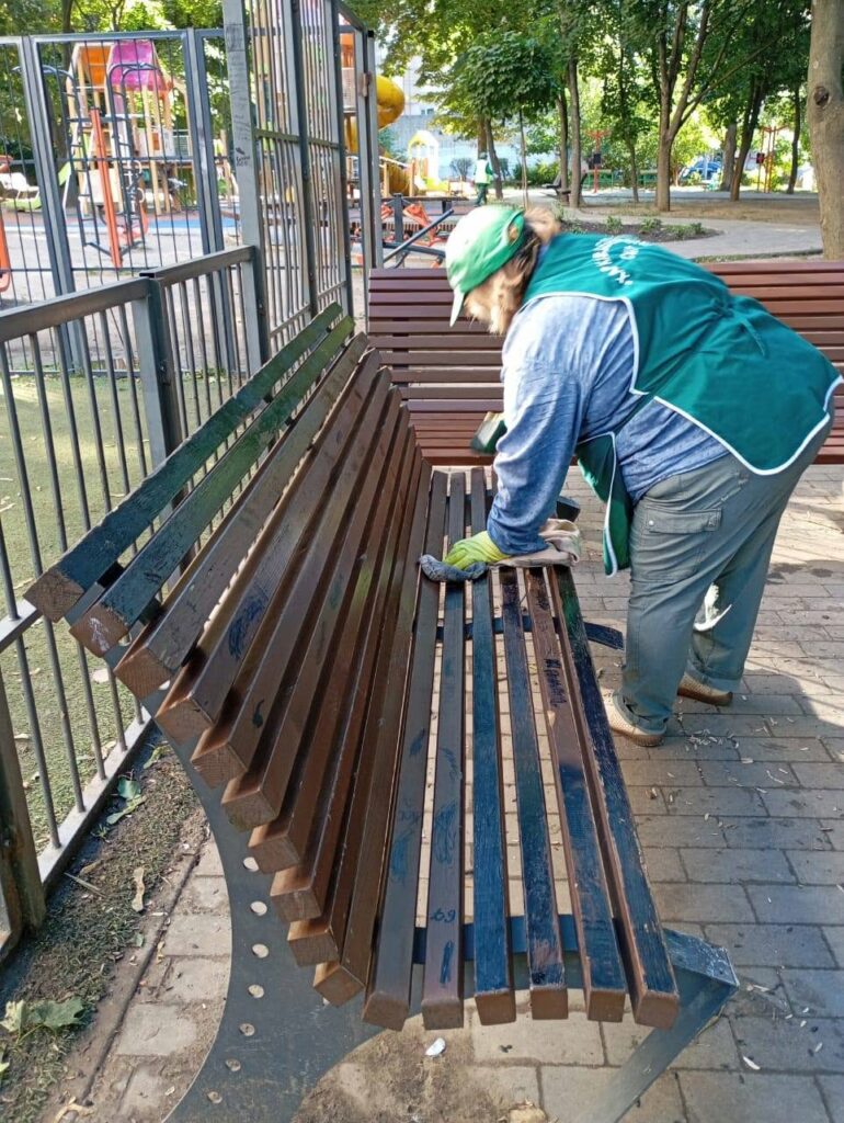 Харківські комунальники прибирають графіті на об'єктах дозвілля (