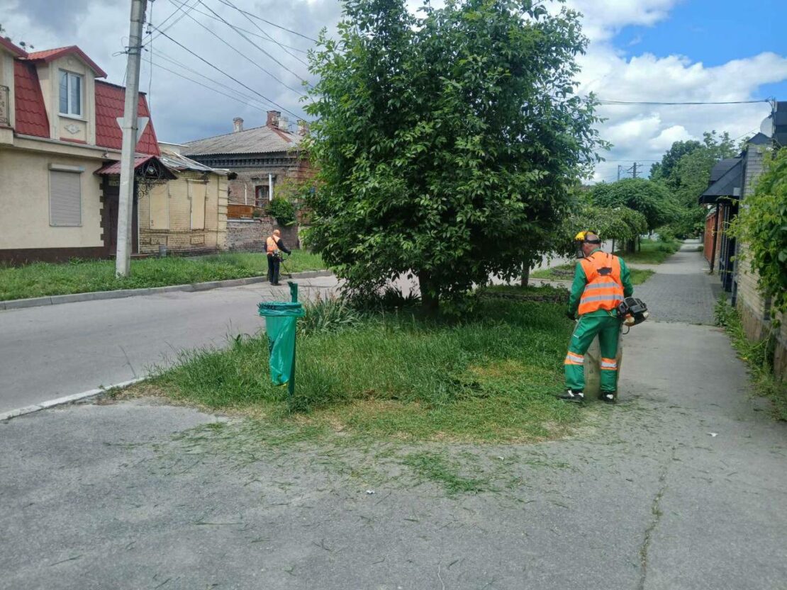 Комунальники наводять лад у приватному секторі Харкова (фото)