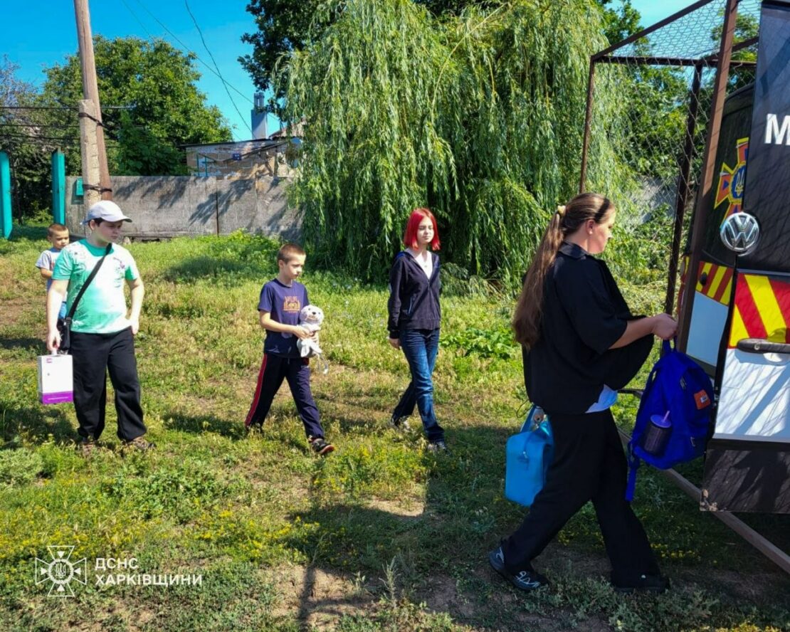 З прифронтової Харківщини евакуювали матір з дітьми (фото)