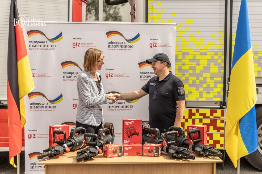 Німеччина передала ДСНС обладнання для ліквідації наслідків обстрілів (фото)