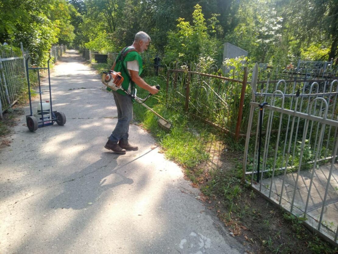 Комунальники наводять лад на кладовищах Харкова (фото)