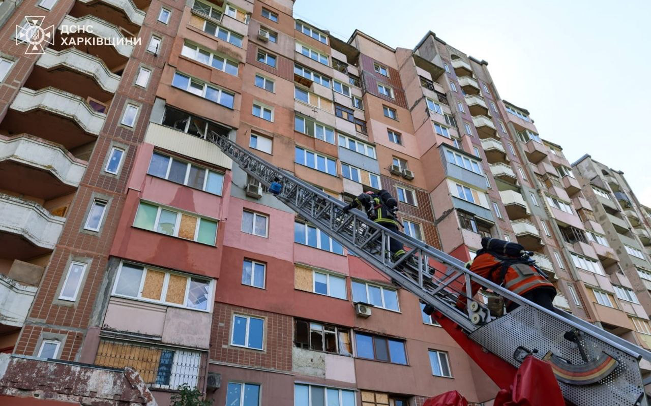 Ворожий дрон вдарив по багатоповерхівці у Харкові